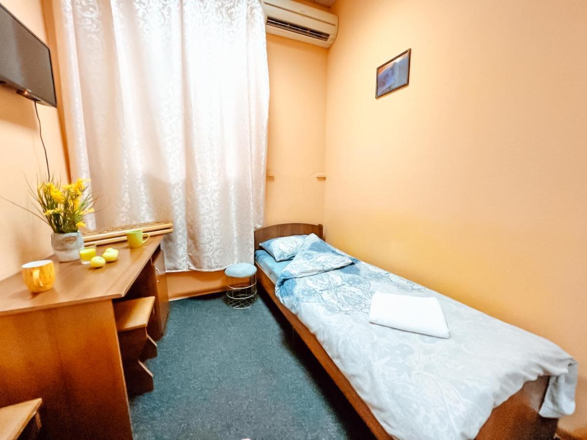 Tweepersoonskamer met 2 Aparte Bedden en Gedeelde Badkamer